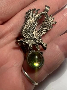 Vintage Fliegender Adler Anhänger trägt einen grünen Stein - Bild 1 von 2