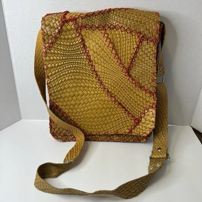 Bandolera tejida de cuero amarillo con detalles de costuras rojas Boho ecléctica Foto 1 de 4