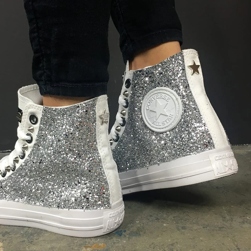 Converse Monochrome Bianche personalizzate con tessuto Glitter argento borchie2 - Immagine 1 di 1