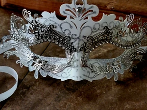 MASQUERADE MASK for women silver/white... very cute - Picture 1 of 8