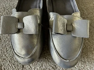 🩶BETSY .. Scarpe basse argento in morbida pelle con fiocco taglia Eu 39 .. UK 6🩶 - Foto 1 di 6