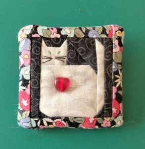 Handgefertigte Patchwork Katze Brosche (119 -1927) - Bild 1 von 6