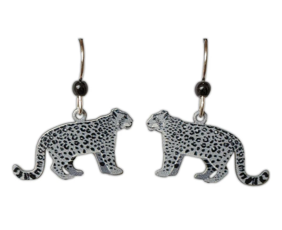 Pendientes hipoalergénicos LEOPARDO DE LAS NIEVES, enchapados en plata de ley, de Sienna Sky Foto 1 de 1