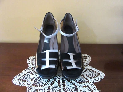 Gran par de tacones de cuero Mary Jane negros y dorados Marni talla 39 u 8 EE. UU. Foto 1 de 4