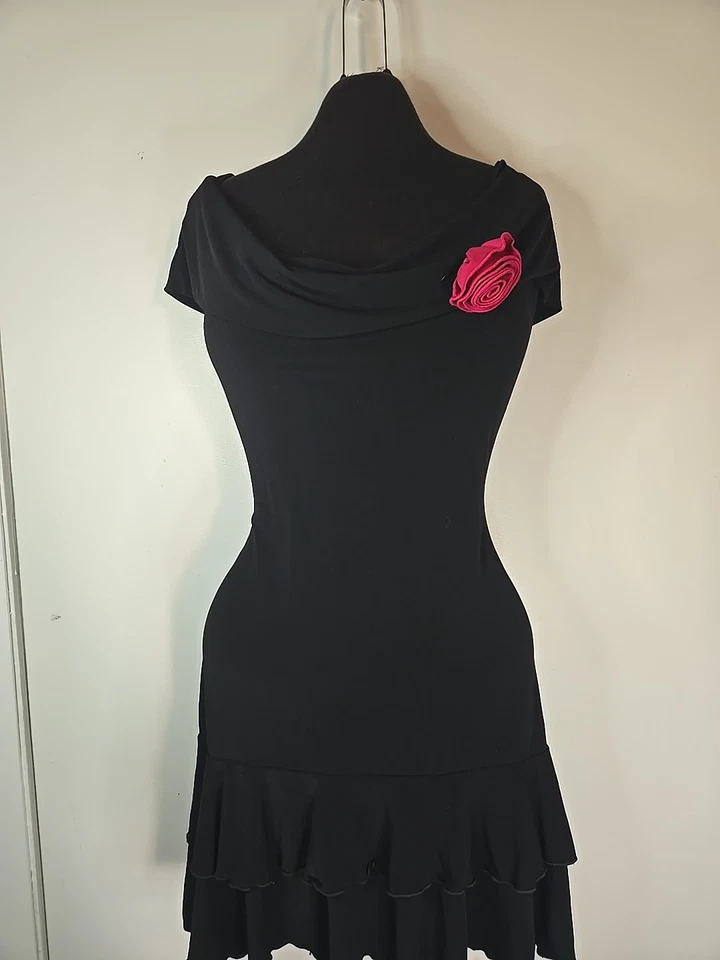 ¡Y2K Byer también de colección! Mini Vestido Negro Volantes Nivel con Rosa Medio Fuera del Hombro Foto 1 de 4