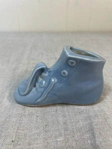 De colección Cerámica Pequeño Azul Bebé Zapato Botín Maceta Jarrón Guardería Decoración Antigua Arte - Imagen 1 de 4