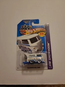 Hot Wheels Volkswagen Kool Kombi scala 1:64 pressofuso 2012 VW Bus Showroom NUOVO - Foto 1 di 2