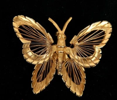 Broche prendedor mariposa tono dorado alambre hilandera colección años 60 MONET Menagerie Foto 1 de 4