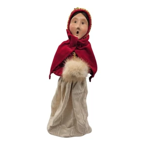 Estatuilla de mujer victoriana Byers Choice Caroler 2002 con manguito de piel sintética capa roja - Imagen 1 de 9