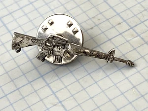 ¿De colección Era Vietnam? Mini Pin de Metal para Rifle 1-1/8" Insignia de Pin de Solapa de Coleccionista Raro - Imagen 1 de 10