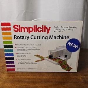 NUOVA IN SCATOLA SIMPLICITY MACCHINA DA TAGLIO ROTATIVA QUILTING SCRAPBOOKING CARDMAKING  - Foto 1 di 8