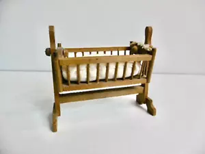 MOBILIER DE MAISON DE POUPÉE ANCIENNE BERCEAU BASCULANT EN BOIS AVEC MATELAS - Picture 1 of 9