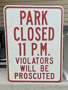 PARQUE CERRADO VINTAGE EN RELIEVE 11 P.M. Letrero metálico VIOLATORS WILL BE PROSCUTED - Imagen 1 de 4