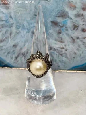 Anillo de moda (piedras de marcasita faltantes) perlas sintéticas - talla 7 Foto 1 de 4