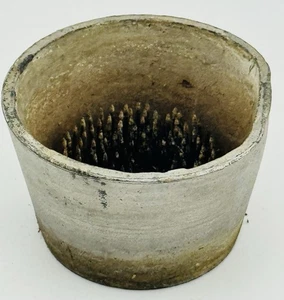 Rana da fiore Kenzan rotonda vintage in ghisa 2 3/4" x 1 3/4" - Foto 1 di 4