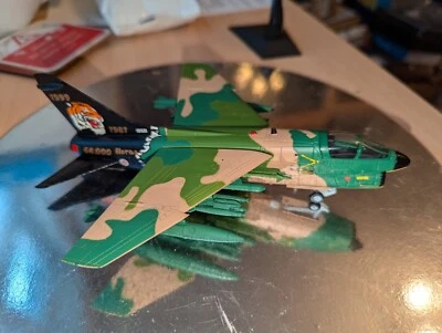 1/72 Altaya A-7P Portuguese Air force Tiger Code 3 - Image 1 of 4