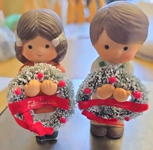 Enesco 1984 niño y niña con coronas de Navidad Feliz Navidad - Imagen 1 de 9