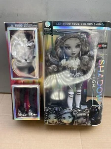 Shadow High Rainbow High Modepuppe "Nicole Steel" mit Zubehör - Bild 1 von 6