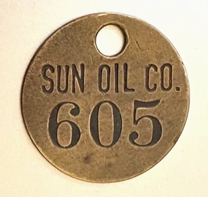 Etichetta ottone controllo attrezzi vintage: SUN OIL CO (Sunoco); iconico fornitore di olio combustibile USA - Foto 1 di 1
