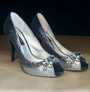 Nina New York silberfarbene Peeptoe-Heels mit Pailletten & Strass ~ Größe 9,5 M - Bild 1 von 6