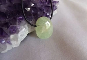 Anhänger aus Prehnit 02 * Arbeit mit Akzeptanz - Bild 1 von 2