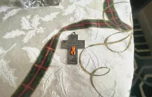 Awareness 1 BRUSTKREBSBEWUSSTSEIN ROSA BAND KREUZ ANHÄNGER ALLES NEU. - Bild 1 von 1