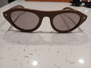 Prada Sonnenbrille mit der kultigen MetallplaketteColorMud Brown Gläser 51021 - Bild 1 von 7