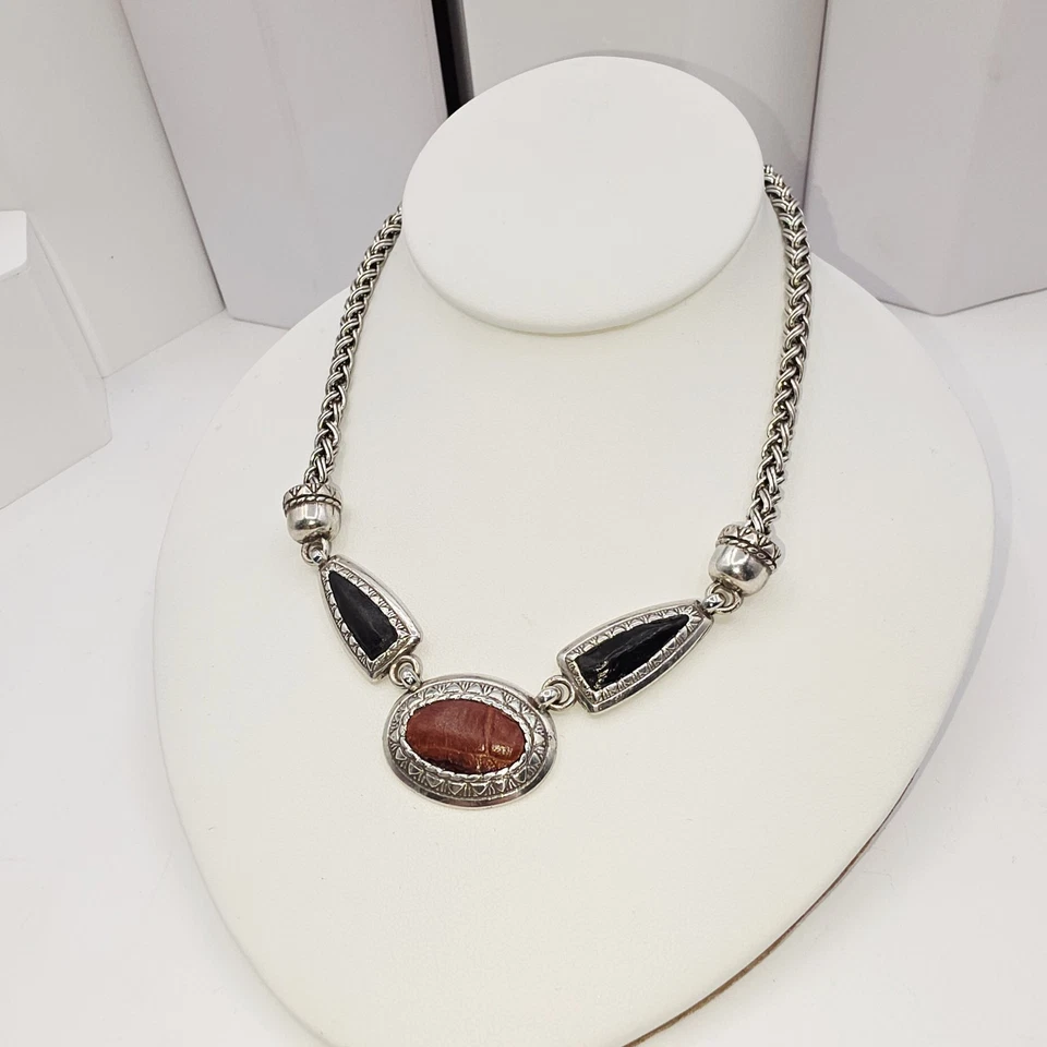 Collar gargantilla Brighton audaz con incrustaciones de cuero rojo y negro tono plata antiguo 16"  Foto 1 de 4