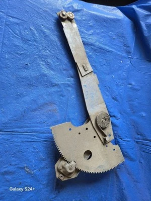 71 72 73 PLYMOUTH FURY RIGHT FRT MANUAL WINDOW REGULATOR 4 DR PASS.SIDE 5730 - Image 1 of 3