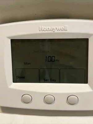 Termostato de pantalla estándar programable Honeywell FocusPro TH6110D1005 Foto 1 de 4