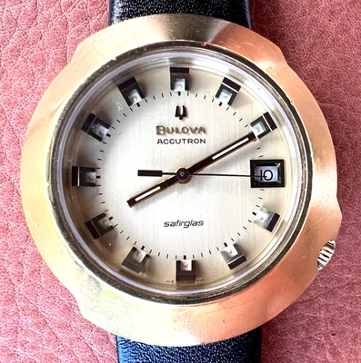 Vintage Accutron oversize watch Safirglas Cat Eye dial Asymmetric Serviced N0 Foto 1 de 4