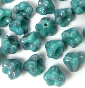 25 cuentas de flores de campana de bebé de vidrio checo brillo opaco - polvo de luna turquesa 6x4 mm - Imagen 1 de 3