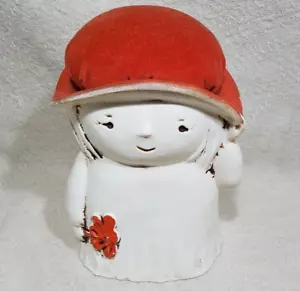 VINTAGE 7,5" NADELKISSEN KLEINES MÄDCHEN MIT ORANGEM HUT UND BLUME SIGNIERT MUSETTA - Bild 1 von 11