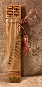 Vintage DEKORATIVER GUZHENG CHINESISCHES INSTRUMENT WANDBEHANG 13,5" - Bild 1 von 7