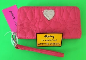 ❤️RAR - Neu mit Etikett Betsey Johnson gesteppte PINK Koralle Kalbsleder CLUTCH Geldbörse $ 68❤️ - Bild 1 von 7
