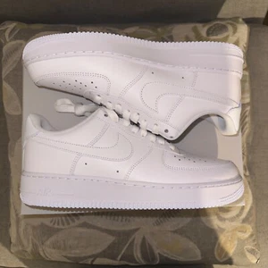 Nike Air Force 1 Low '07 bianche - taglia 8 UK nuove - CONSEGNA GRATUITA UK IL GIORNO SUCCESSIVO! - Foto 1 di 5