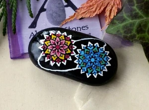 Piedra de alquimia "Alma gemela" pintada a mano con diseño de doble mandala multicolor - Imagen 1 de 4