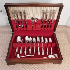 1847 ROGERS BROS FIRST LOVE SERVICE FOR 8 SILVERPLATED FLATWARE SET 63PC W CHEST - Picture 1 of 1