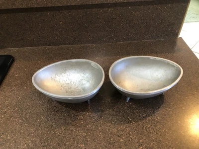 Juego de cuencos de aluminio curvos vintage de mediados de siglo en forma de huevo Foto 1 de 4