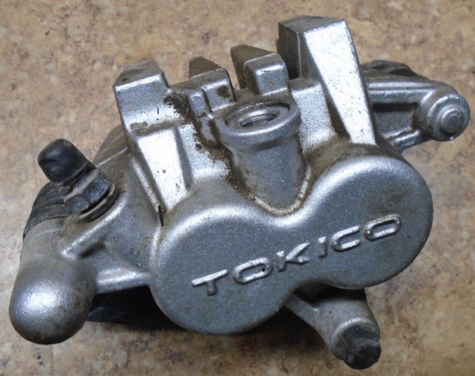 2008 Kawasaki Vulcan VN1600 VN 1600 A передний дисковый тормоз суппорт слева 08 - Изображение 1 из 1