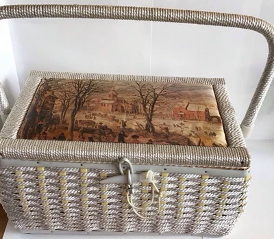 Cesta de costura de mimbre tejida vintage caja tapiz escena grande y contenido Foto 1 de 4