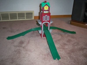 Fisher Price Geotrax - High Chimes Clocktower mit 4 Höhenschienen Licht & Sound - Bild 1 von 3