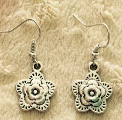 Bonitos Nuevos Pendientes Colgantes Gancho Dije Flor Doble Cara Plata Tibetana Foto 1 de 2