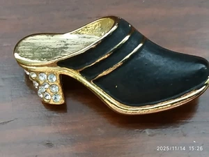 FASHION  BIGIOTTERIA VINTAGE SPILLA  BROOCH METALLO DORATO ZOCCOLO SMALTO NERO - Picture 1 of 3
