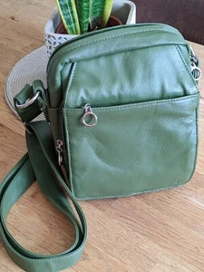 IT green leather bag / luggage/ travel NEW - Picture 1 of 16