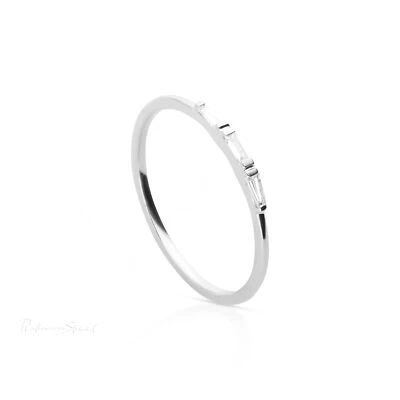 Anillo delicado de diamantes de 0,15 quilates con baguette cónico natural de platino 950 - para regalar  Foto 1 de 4