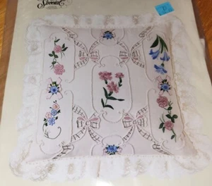 Qualcosa di Speciale Cuscino Floreale Fiori e Nastri Kit Candelabro 80189 - Foto 1 di 3