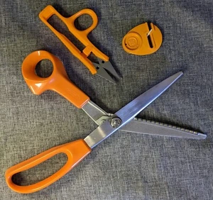 Set Of 3 FISKARS Tools Sewing Shortcut Snips 9495, Pinking Shears, Sharpener - Picture 1 of 6