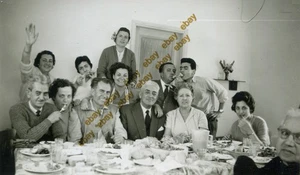 #64464 NEA MAKRI Griechenland 1.5.1960. Gruppenessen von Verwandten. Foto PC Größe RPPC - Bild 1 von 5