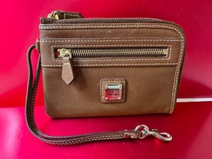 Pochette da polso Dooney & Bourke in pelle con cerniera grande - Foto 1 di 13